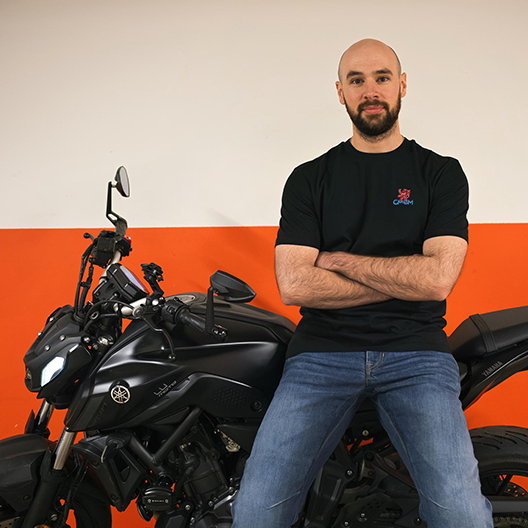 Homme qui portent la collection Jacques Schneider x CMCM