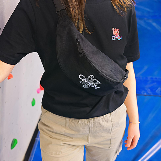 Femme qui porte la collection Jacques Schneider x CMCM