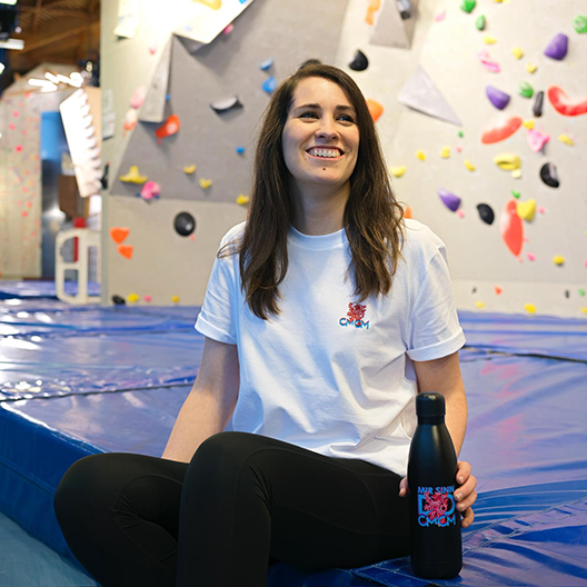 Femme qui porte la collection Jacques Schneider x CMCM